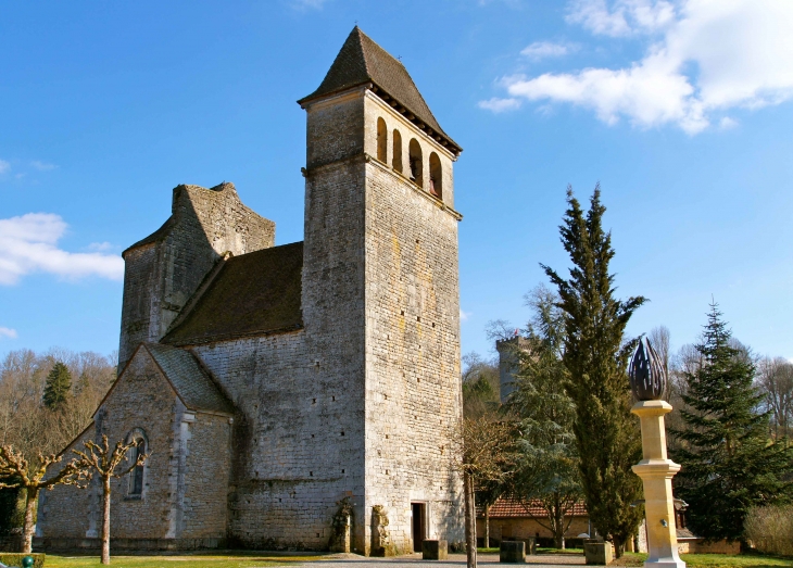 L'église fortifiée Saint-Maurice, style roman, XIIe et XIIIe siècles. - Prats-du-Périgord