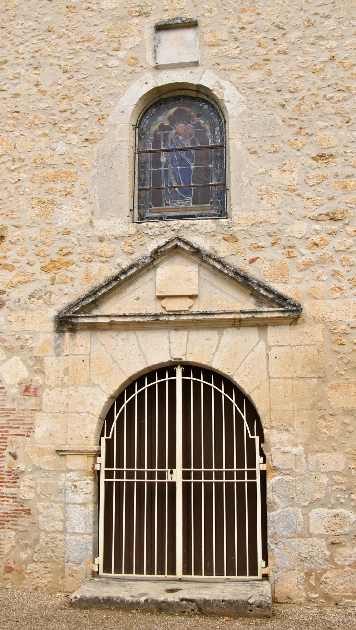 Le portail de l'église Saint Pierre ès Liens. - Queyssac