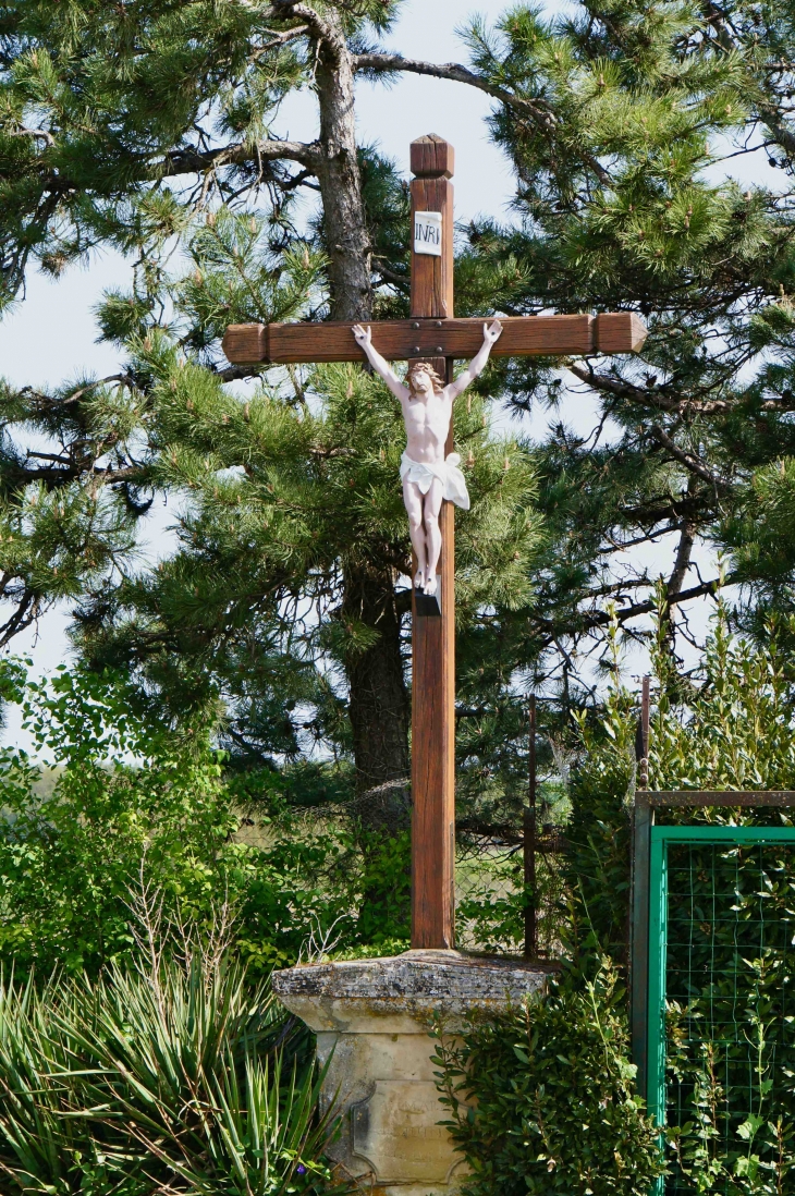 Croix du Christ près de l'église. - Rampieux