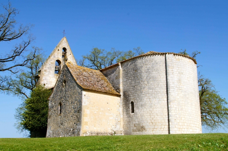 L'église Saint-Pierre-ès-Liens, origine fin XIIe siècle, remaniée au XIXe siècle. Elle est construite sur un tertre à l'écart du bourg. - Rampieux