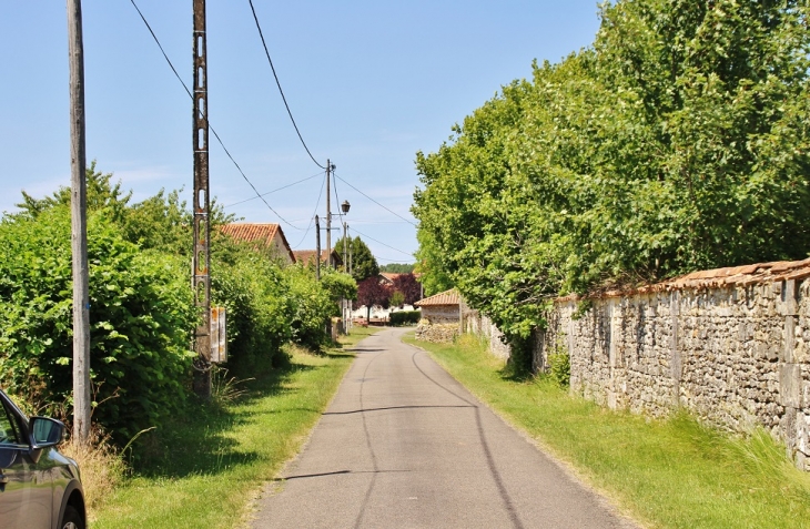 Le Village - Rudeau-Ladosse