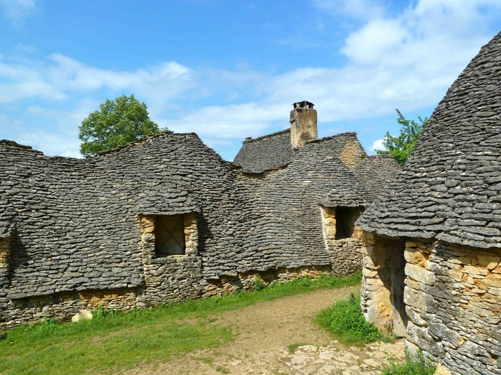 Les Cabanes du Breuil ont pour particularité d'être couvertes d'une voûte encorbellée en pierre sèche revêtue d'une toiture de lauses et de s'agglutiner les unes aux autres. - Saint-André-d'Allas