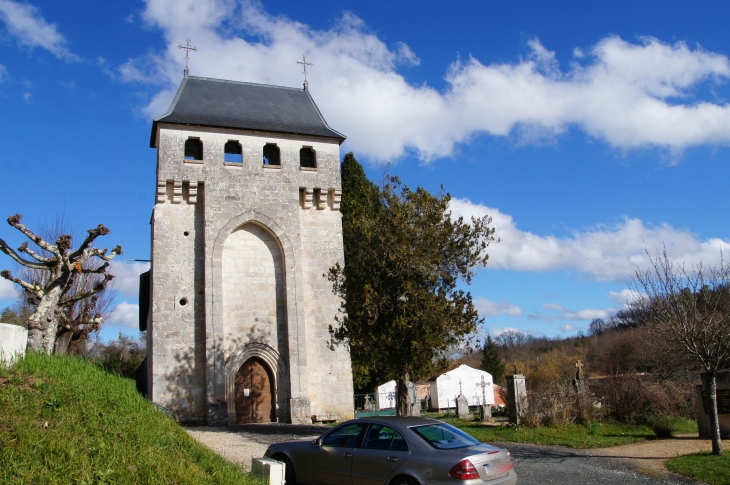 L'église Saint Antoine et son clocher-mur fortifié. - Saint-Antoine-d'Auberoche