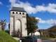 L'église Saint Antoine et son clocher-mur fortifié.