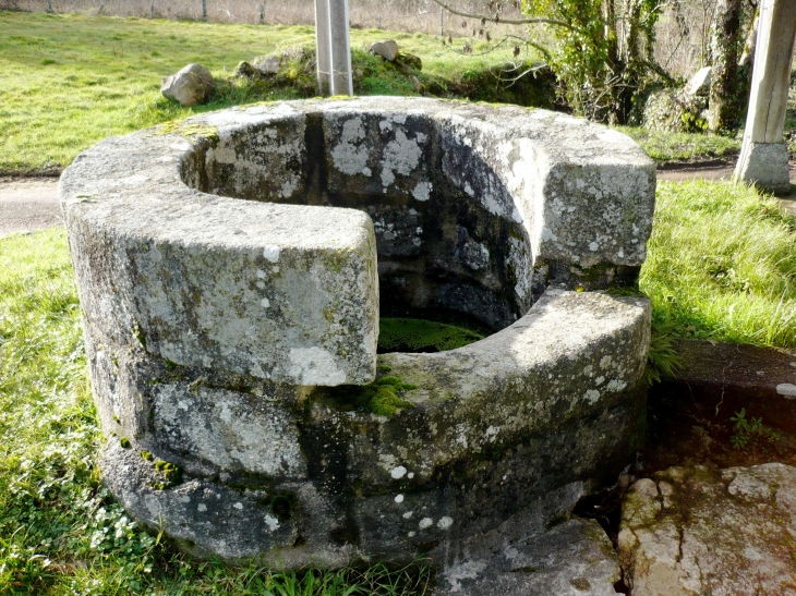 Le puits qui alimente le lavoir de Villechalane. - Saint-Barthélemy-de-Bussière