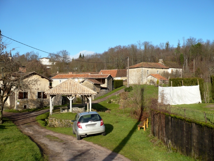 Vue-sur-le-village et le lavoir Villechalane. - Saint-Barthélemy-de-Bussière