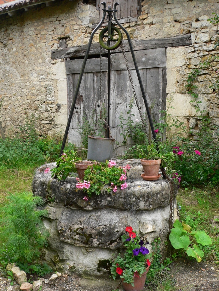 Le puit du vieux bourg à St Front la Rivière - Saint-Front-la-Rivière