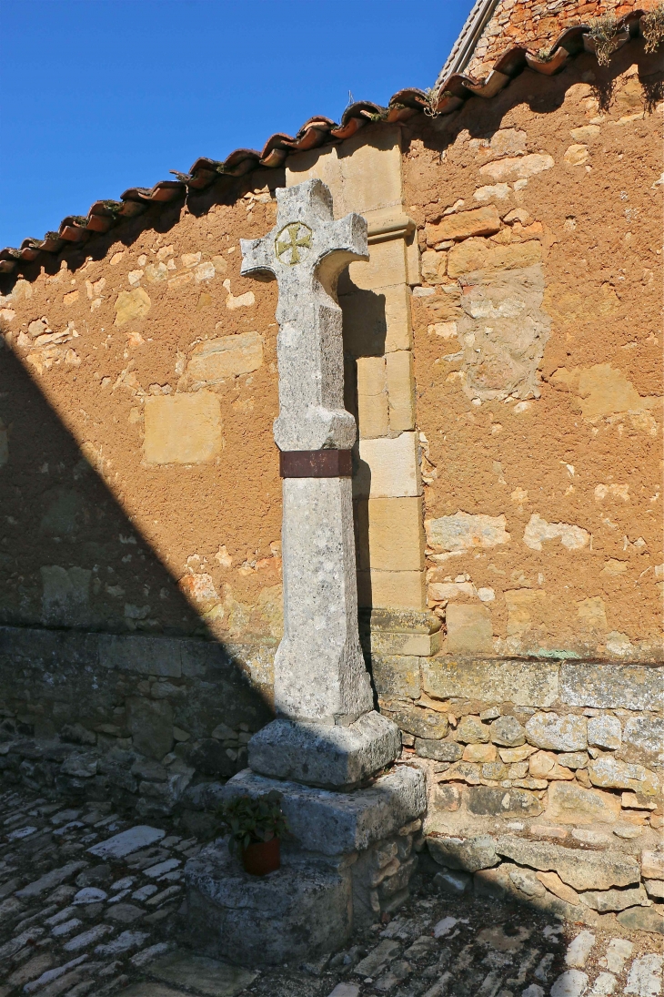 Croix en pierre devant l'église, sculptée avec la croix de l'Ordre de Malte. - Saint-Jory-las-Bloux