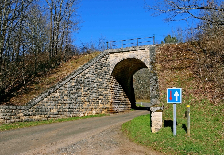 Pont de l'ancienne voie de chemin de fer - Saint-Jory-las-Bloux