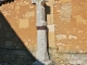 Croix en pierre devant l'église, sculptée avec la croix de l'Ordre de Malte.