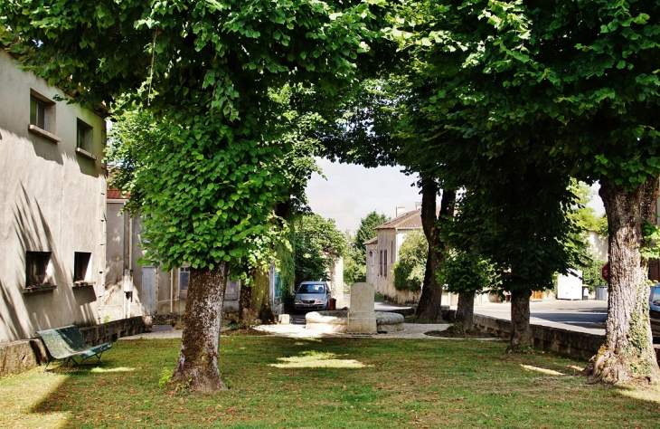 La Commune - Saint-Julien-de-Bourdeilles