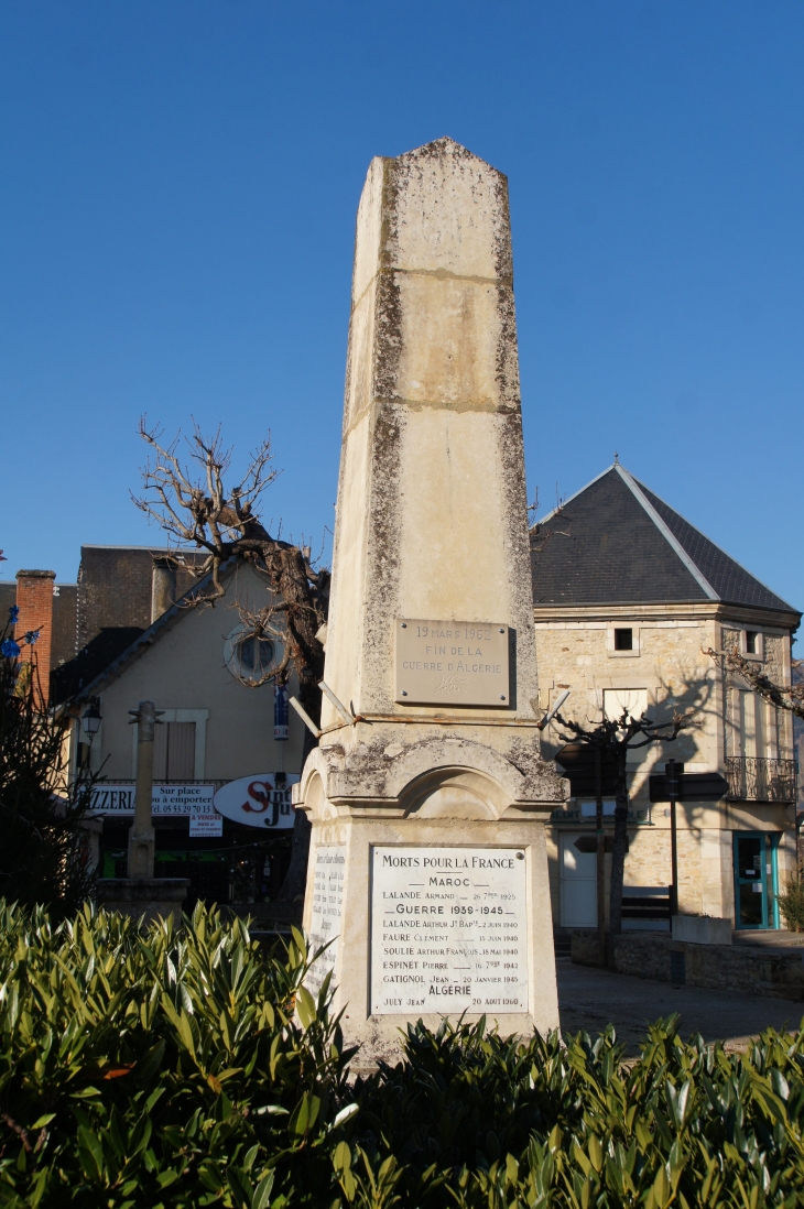 Le Monument aux Morts - Saint-Julien-de-Lampon