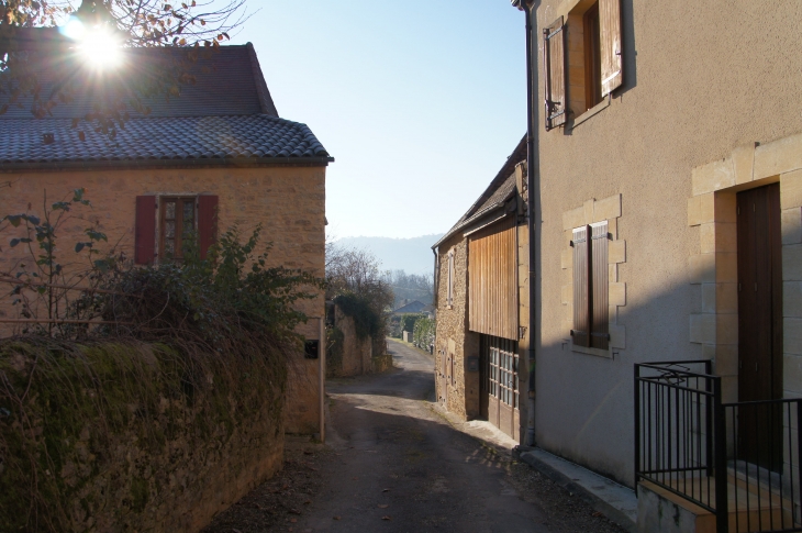 Une ruelle du village. - Saint-Julien-de-Lampon