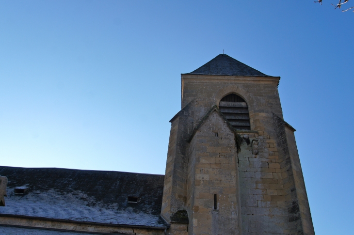 Le clocher de l'église Saint Julien. - Saint-Julien-de-Lampon