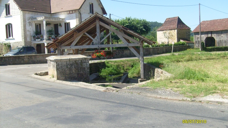 Le lavoir - Saint-Julien-de-Lampon