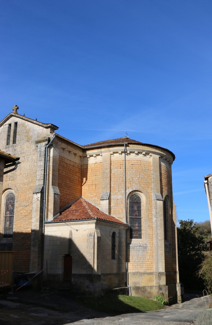 Le chevet de l'église Saint Laurent. - Saint-Laurent-des-Bâtons