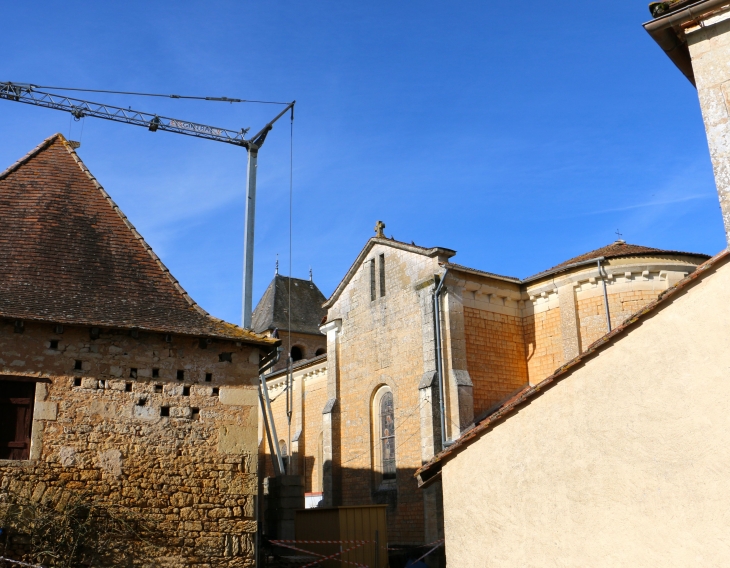 Vue sur la façade sud de l'église Saint Laurent. - Saint-Laurent-des-Bâtons