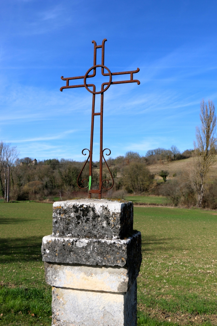 Croix de chemin à l'entrée du village D8. - Saint-Laurent-des-Bâtons