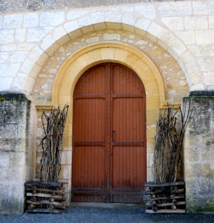 Le portail de l'église Saint Laurent. - Saint-Laurent-des-Bâtons