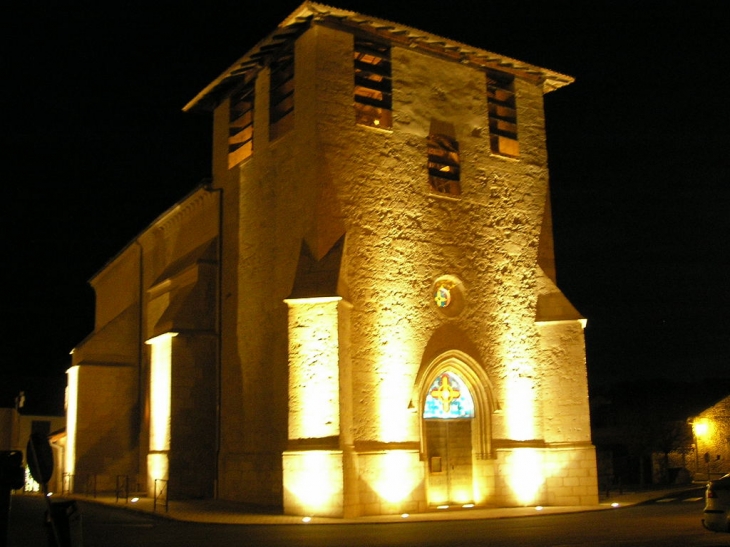 église romane éclairée - Saint-Léon-sur-l'Isle
