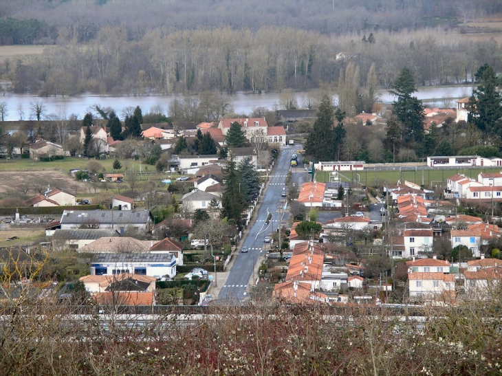 Vue de l'Avenue de la Republique - Saint-Léon-sur-l'Isle