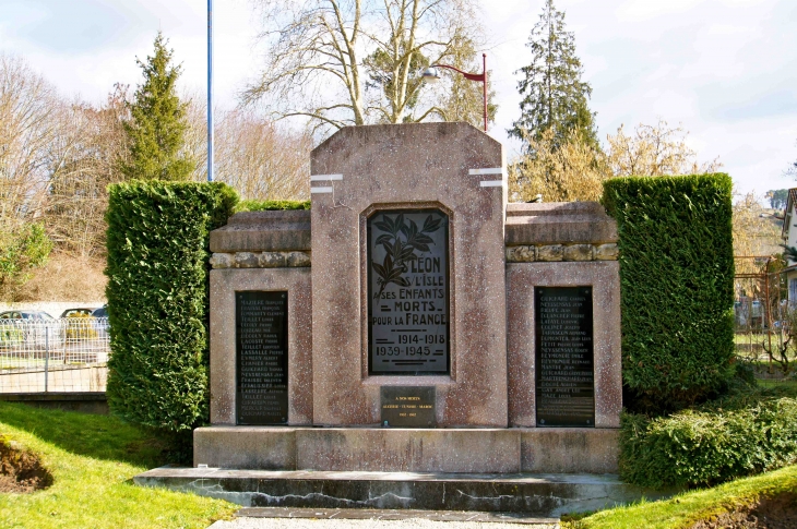 Le Monument aux Morts. - Saint-Léon-sur-l'Isle