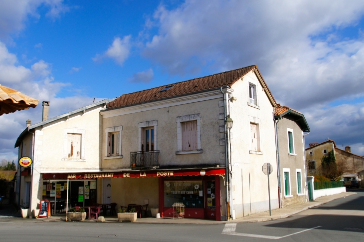 Le Restaurant et le Toiletteur. - Saint-Léon-sur-l'Isle