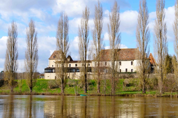Ancienne propriété de la famille de Talleyrand, le château de Beauséjour remonte au XIVe siècle. - Saint-Léon-sur-l'Isle