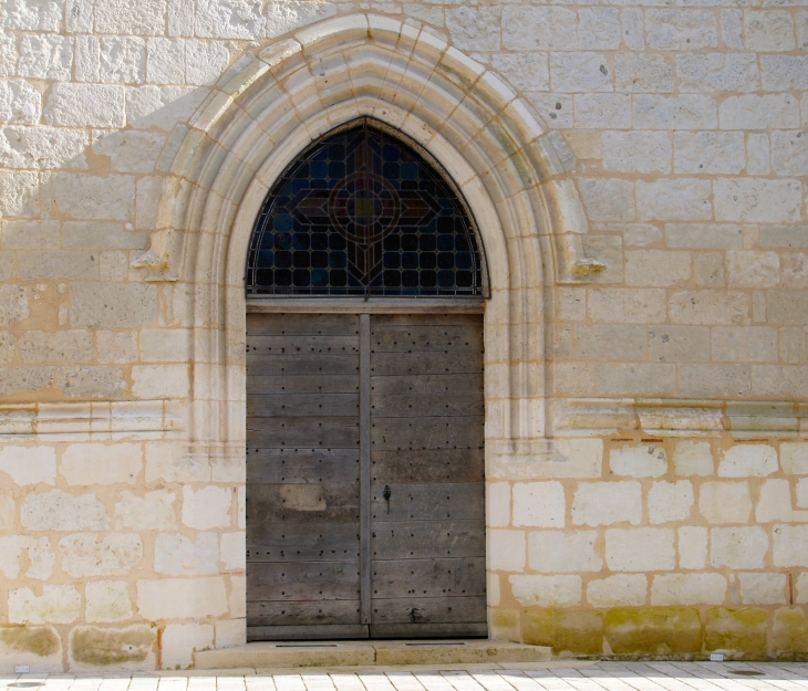 Portail de l'église Saint-Léonce. - Saint-Léon-sur-l'Isle