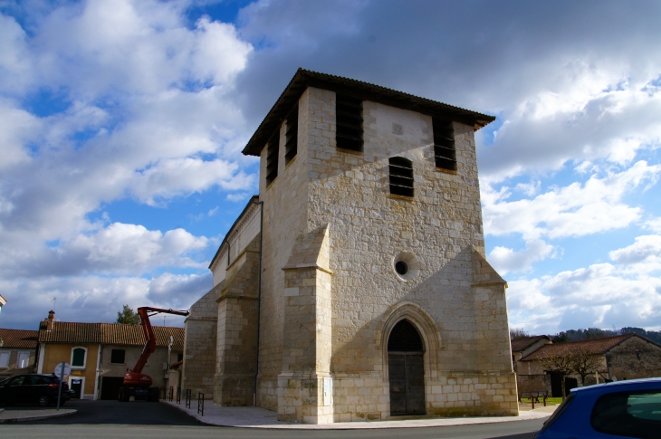 L'église Saint-Léonce, romane du XIIe siècle, a été modifiée au XVe siècle. - Saint-Léon-sur-l'Isle