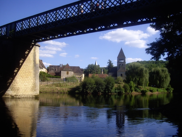 Pont métallique sur la Vézère et le village en arrière plan. - Saint-Léon-sur-Vézère