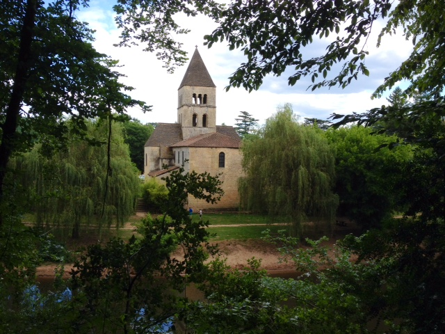 L'église dans un écrin de verdure. - Saint-Léon-sur-Vézère