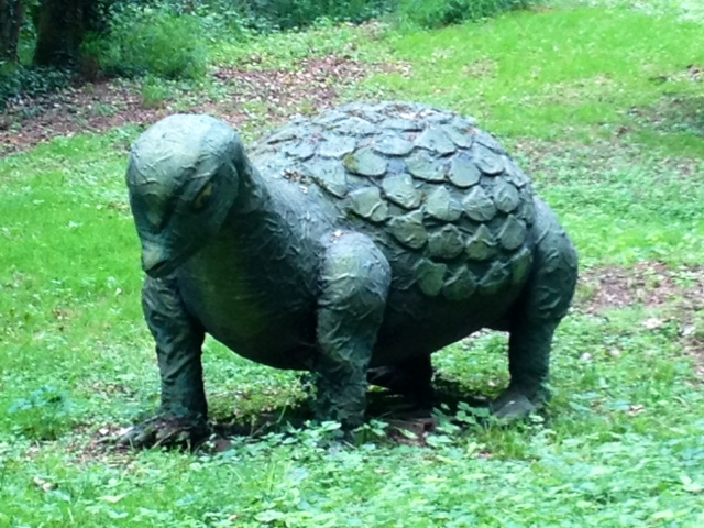 Reconstitution d'un animal préhistorique dans le parc du Conquil. - Saint-Léon-sur-Vézère