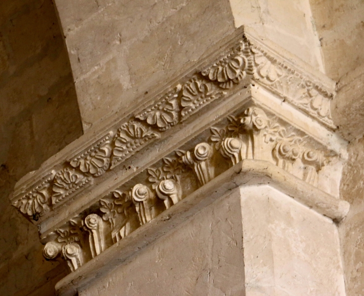 Chapiteau sculpté de l'église Saint Martial. - Saint-Martial-de-Valette