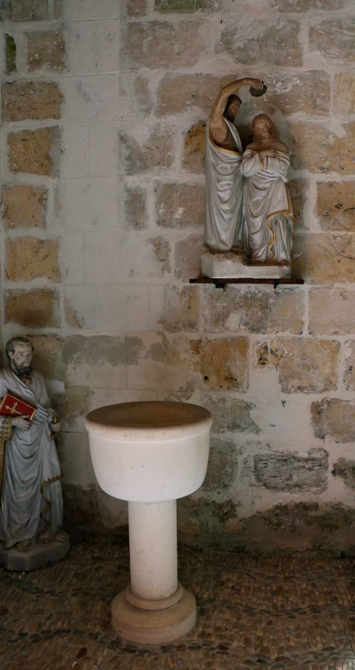 Les fonts baptismaux de l'église Saint Martial. - Saint-Martial-de-Valette