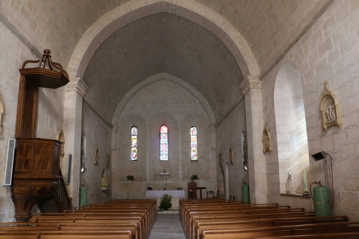 La nef vers le choeur de l'église Saint Martial. - Saint-Martial-de-Valette