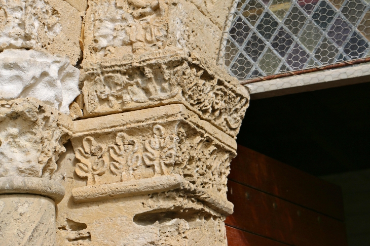 Eglise Saint Martial : chapiteau sculpté du portail. - Saint-Martial-de-Valette