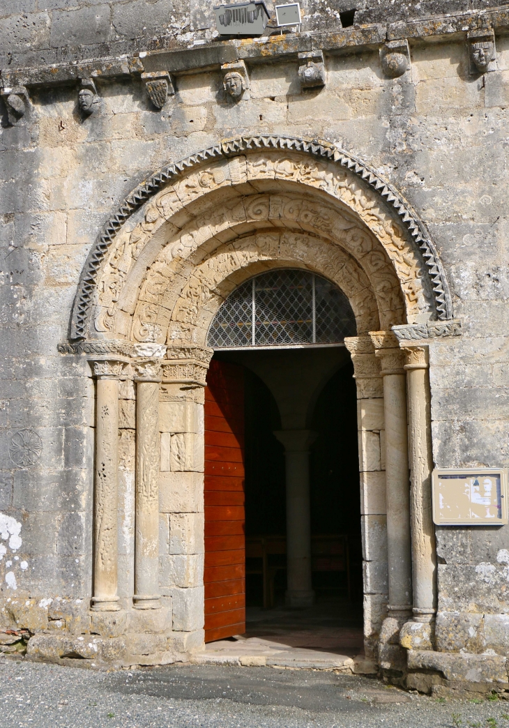 Portail de l'église Saint Martial. - Saint-Martial-de-Valette