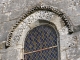 Photo précédente de Saint-Martial-de-Valette Eglise Saint Martial : linteau sculpté de la fenêtre au dessus du portail.