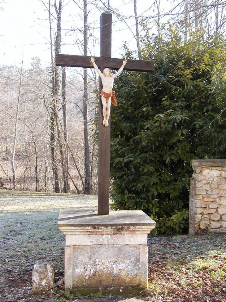 Croix devant l'église - Saint-Martin-des-Combes