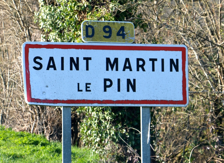 Autrefois : Sanctus Martinus pictus au milieu du XIIIe siècle, ou encore plus récemment, Saint-Martin-le-Peint. Ancien repaire noble ayant haute justice sur la paroisse. - Saint-Martin-le-Pin
