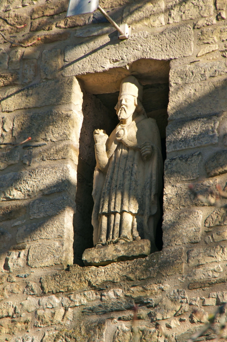 Saint Médard dans la façade occidentale de l'église. - Saint-Médard-d'Excideuil