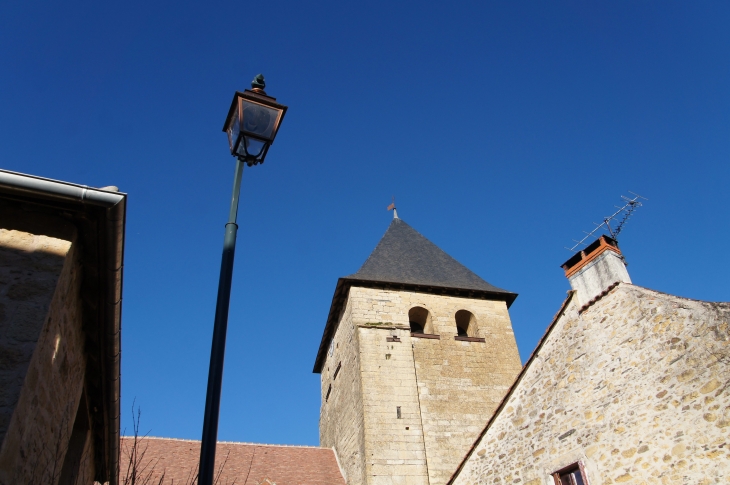 Le clocher de l'église Saint Médard. - Saint-Médard-d'Excideuil