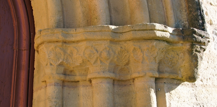 Chapiteau de droite du portail de l'église Saint Médard. - Saint-Médard-d'Excideuil