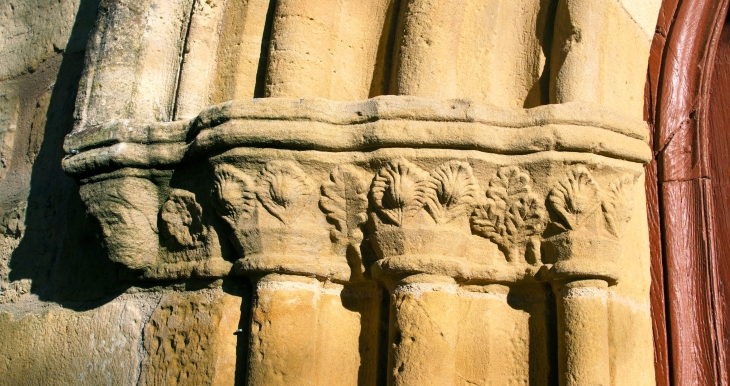 Chapiteau de gauche du portail de l'église saint Médard. - Saint-Médard-d'Excideuil