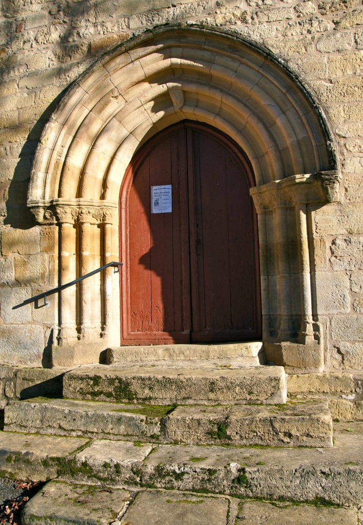 Le portail de l'église Saint Médard. - Saint-Médard-d'Excideuil