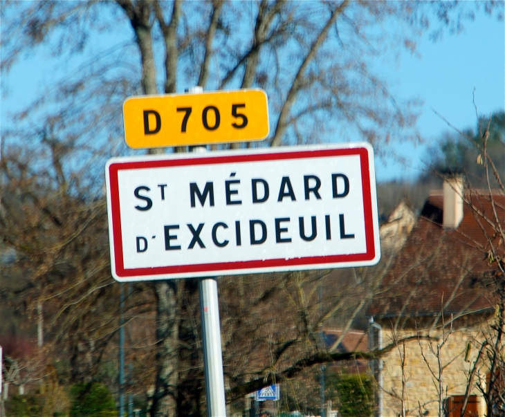 Autrefois : en 1792, fusion des communes de Gandumas et de Saint Médard d'Excideuil. Plusieurs forges au bord de la Loue. - Saint-Médard-d'Excideuil