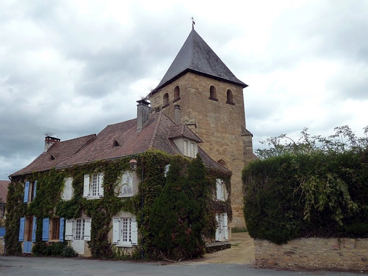 Le clocher derrière les maisons - Saint-Médard-d'Excideuil