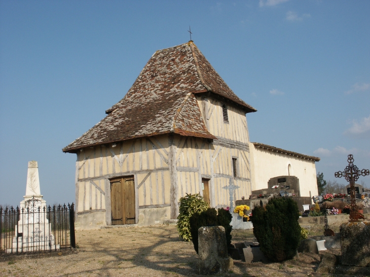 L'église de cette commune a une importante valeur architecturale. Cet édifice religieux a été construit en pans de bois, matériau traditionnel de cette partie du Périgord blanc où elle est implantée. - Saint-Sauveur-Lalande