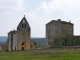 La façade occidentale de l'église Sainte-Croix et la maison du Prieur.